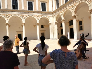 Performance della Lezione sul gesto di Virgilio Sieni, Cortile d’onore del Palazzo Ducale di Urbino